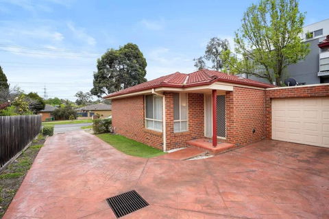 Perfectly Located Townhouse In Heart Of Ringwood - Holiday Adelaide 0