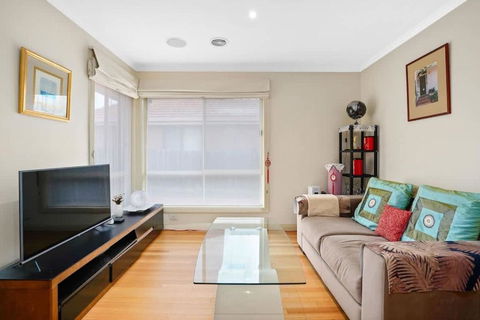 Perfectly Located Townhouse In Heart Of Ringwood - Holiday Adelaide 1