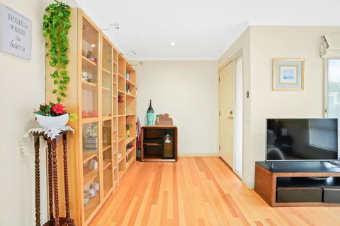Perfectly Located Townhouse In Heart Of Ringwood - Holiday Adelaide 3