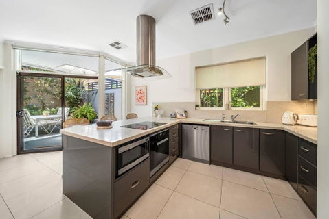 Petal And Bloom - 3BR Family CBD - Holiday Adelaide 1