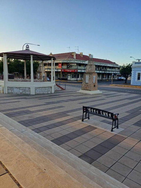 PETERBOROUGH HOTEL - Holiday Adelaide 1