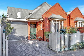 Picket Fence Cottage - Steps From Adelaide Oval with Holiday Adelaide