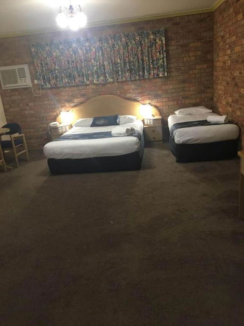 Pines Country Club Motor Inn - Holiday Adelaide 3