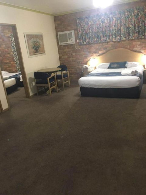 Pines Country Club Motor Inn - Holiday Adelaide 2