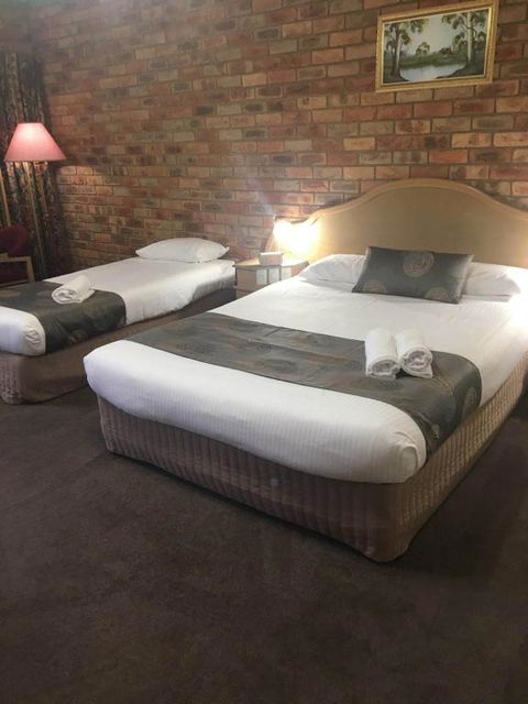 Pines Country Club Motor Inn - Holiday Adelaide 0