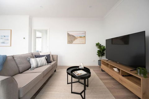 PIPER Modern Home Walk To Beach Shops Parks - Holiday Adelaide 1