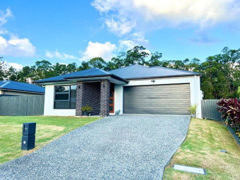 Plantation Retreat 4 Bedroom Modern Home - Holiday Adelaide 0