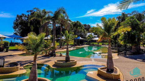 Plover Executive Deluxe Villa 25 - Holiday Adelaide 1