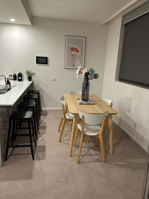 Plush Apartment On Mort - Holiday Adelaide 2