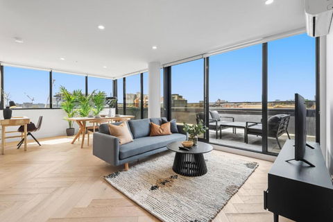 Polished 2-Bed Apartment With Gorgeous City Views - Holiday Adelaide 0