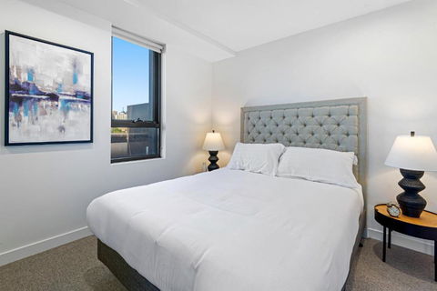 Polished 2-Bed Apartment With Gorgeous City Views - Holiday Adelaide 1