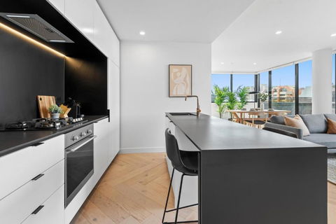 Polished 2-Bed Apartment With Gorgeous City Views - Holiday Adelaide 2