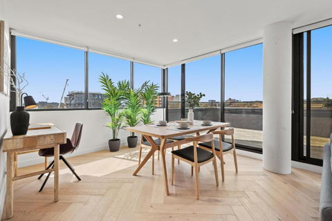 Polished 2-Bed Apartment With Gorgeous City Views - Holiday Adelaide 3