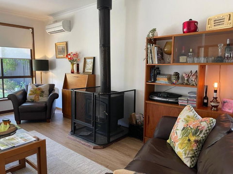 Poppies Clunes - Holiday Adelaide 1