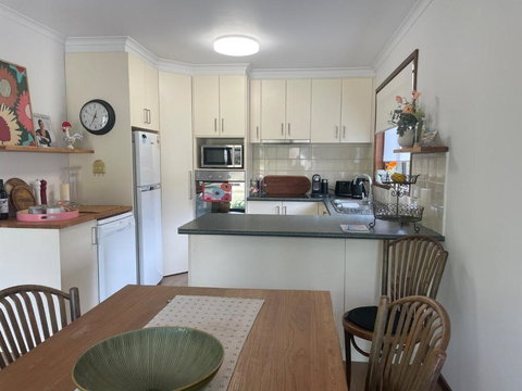 Poppies Clunes - Holiday Adelaide 3