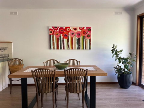 Poppies Clunes - Holiday Adelaide 0