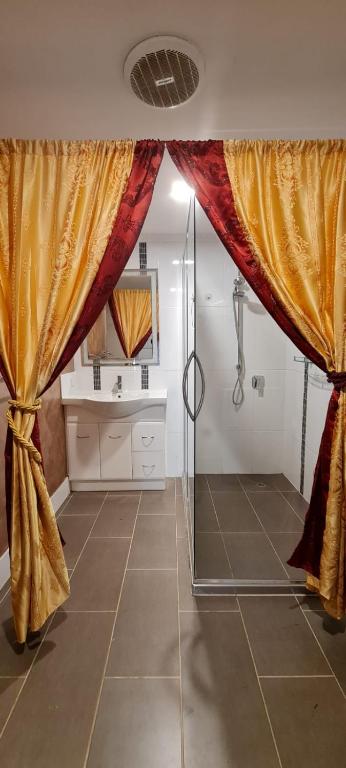 Quiet 2 Bedroom Farm House - Holiday Adelaide 1