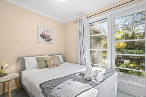 Quaint Queen Room In Pymble - Private Spot - Shared Bathroom - Holiday Adelaide 1
