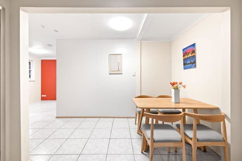 Quaint Queen Room In Pymble - Private Spot - Shared Bathroom - Holiday Adelaide 3