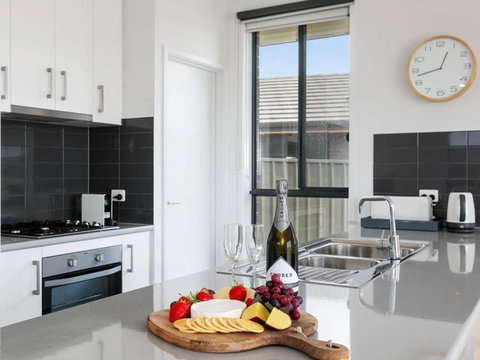 Putters Paradise 25-30 Troon Drive - Holiday Adelaide 3