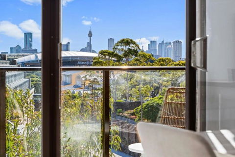 Prime Location 2-Bed Apartment With Parking - Holiday Adelaide 0