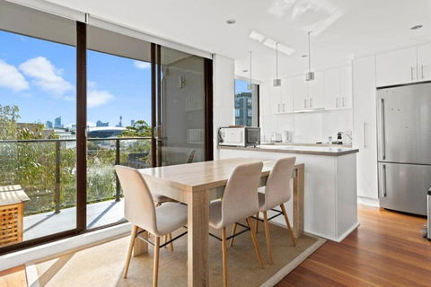 Prime Location 2-Bed Apartment With Parking - Holiday Adelaide 1