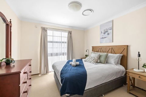 Private Ensuite Queen Room - Centrally Located At Milperra - Holiday Adelaide 0
