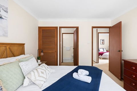 Private Ensuite Queen Room - Centrally Located At Milperra - Holiday Adelaide 1