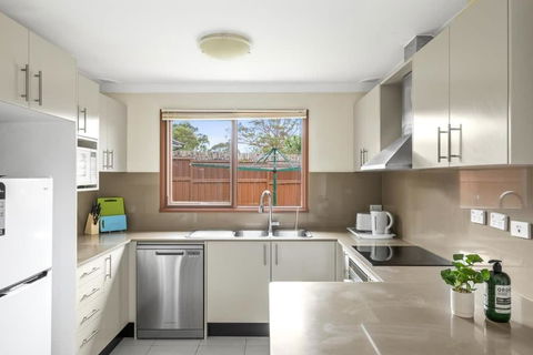 Private Ensuite Queen Room - Centrally Located At Milperra - Holiday Adelaide 3