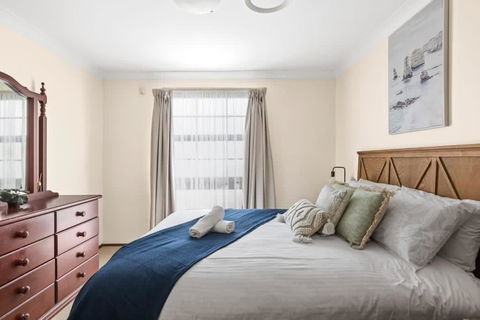 Private Ensuite Queen Room - Centrally Located At Milperra - Holiday Adelaide 2