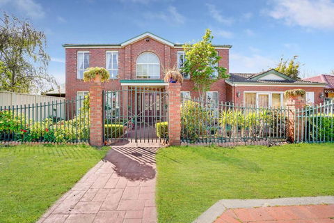 Prized Home Away From Home In Enviable Location - Holiday Adelaide 1