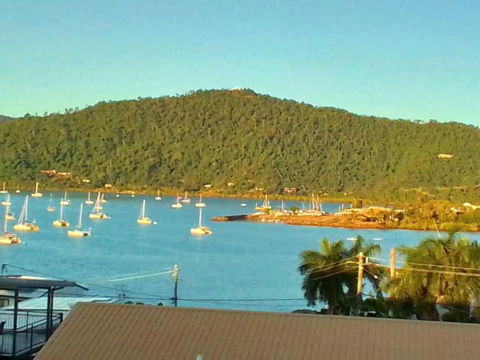 QCWA Cheerful Cottage - Airlie Beach - Holiday Adelaide 0