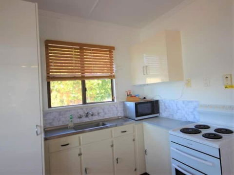 QCWA Cheerful Cottage - Airlie Beach - Holiday Adelaide 2