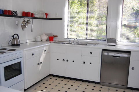 Quaint Cottage Nestled Amongst The Trees - Holiday Adelaide 3