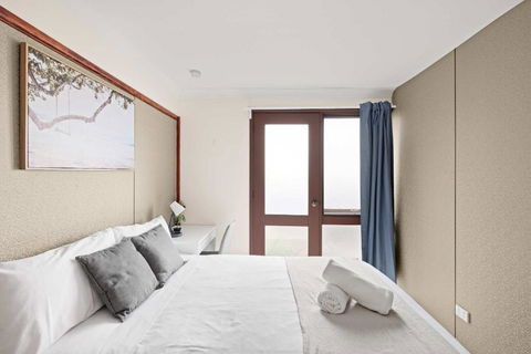 Quaint Double Room - Private Spot At Milperra - Shared Bathroom - Holiday Adelaide 2