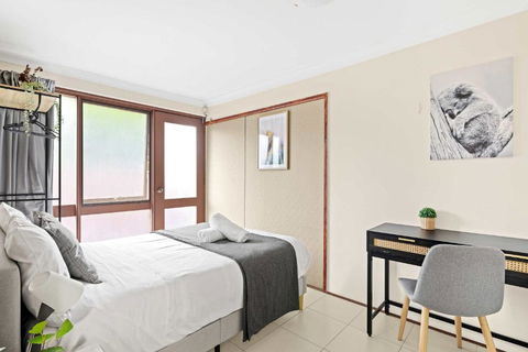 Quaint Double Room - Private Spot At Milperra - Shared Bathroom - Holiday Adelaide 3