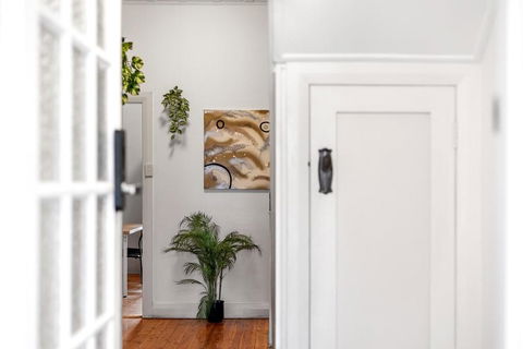 Quaint Double Room - Seconds To Shops & Eateries - Shared Bathroom - Holiday Adelaide 3