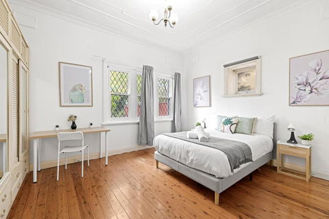 Quaint Double Room - Seconds To Shops & Eateries - Shared Bathroom - Holiday Adelaide 1