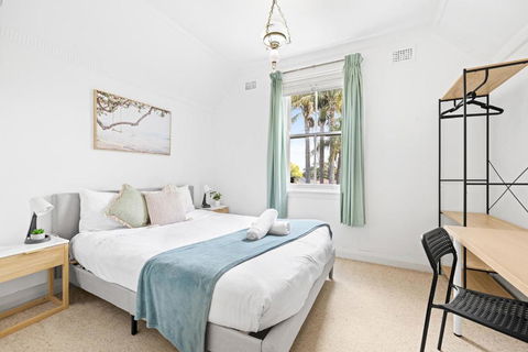 Quaint Double Room - Seconds To Shops & Eateries - Shared Bathroom - Holiday Adelaide 2