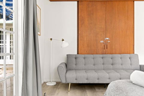 Quaint Queen Room - Convenient Location In Lindfield - Shared Bathroom - Holiday Adelaide 2