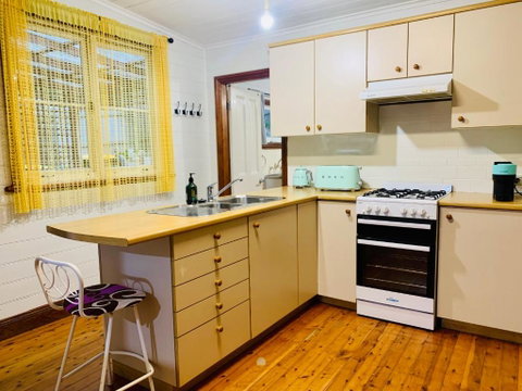 Quarryman Cottage @ 102 - Holiday Adelaide 3