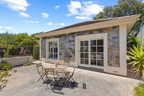 Quiet 2-Bed Retreat With Private Courtyard - Holiday Adelaide 3