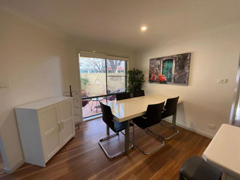 Quiet 2 Bedroom Apt In The Heart Of Old Kingston - Holiday Adelaide 1