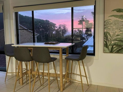 Rainbow Beachhouse - Deluxe, Pristine Location - Holiday Adelaide 1