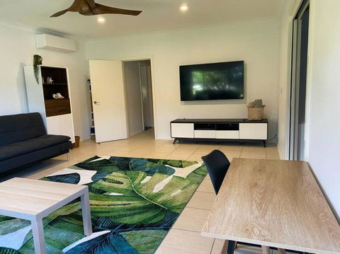 Rainbow Beachhouse - Deluxe, Pristine Location - Holiday Adelaide 3