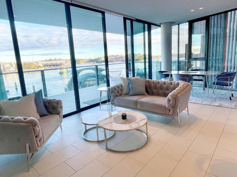 RARE Luxury Waterfront Living - Holiday Adelaide 0