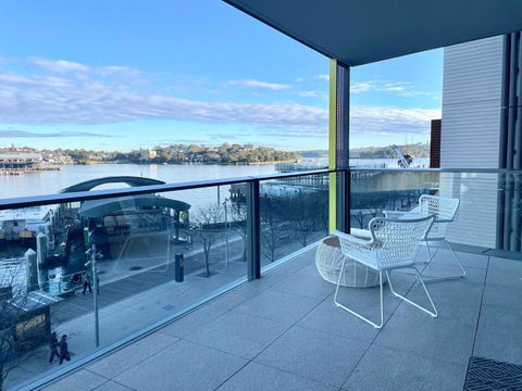 RARE Luxury Waterfront Living - Holiday Adelaide 1