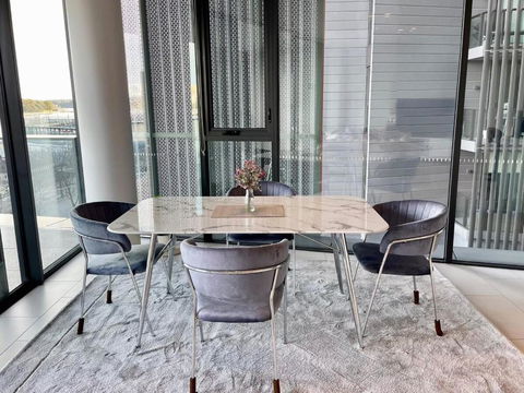 RARE Luxury Waterfront Living - Holiday Adelaide 3
