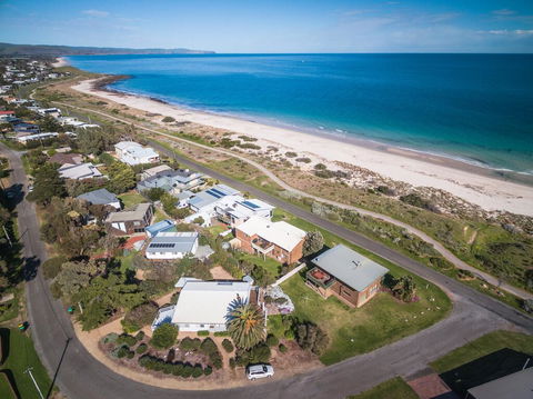 At The Beach - 54 Elizabeth Crescent - Holiday Adelaide 0