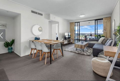 AU1 - Long Stay W Balcony RiverViews Fast WiFi - Holiday Adelaide 1